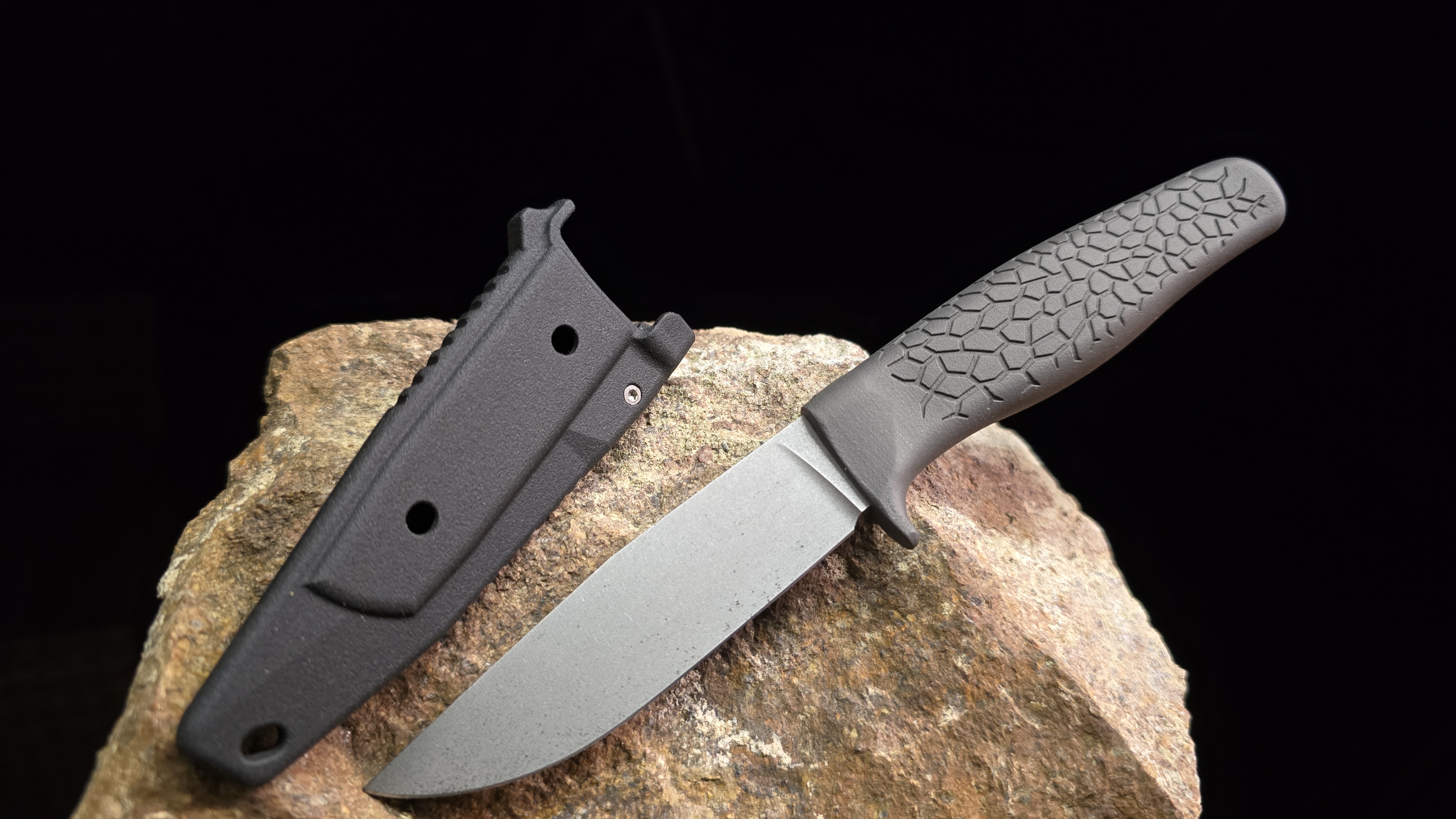 ShorTi Floe mit Droppoint Klinge in MagnaCut und PA11-MOD Scheide