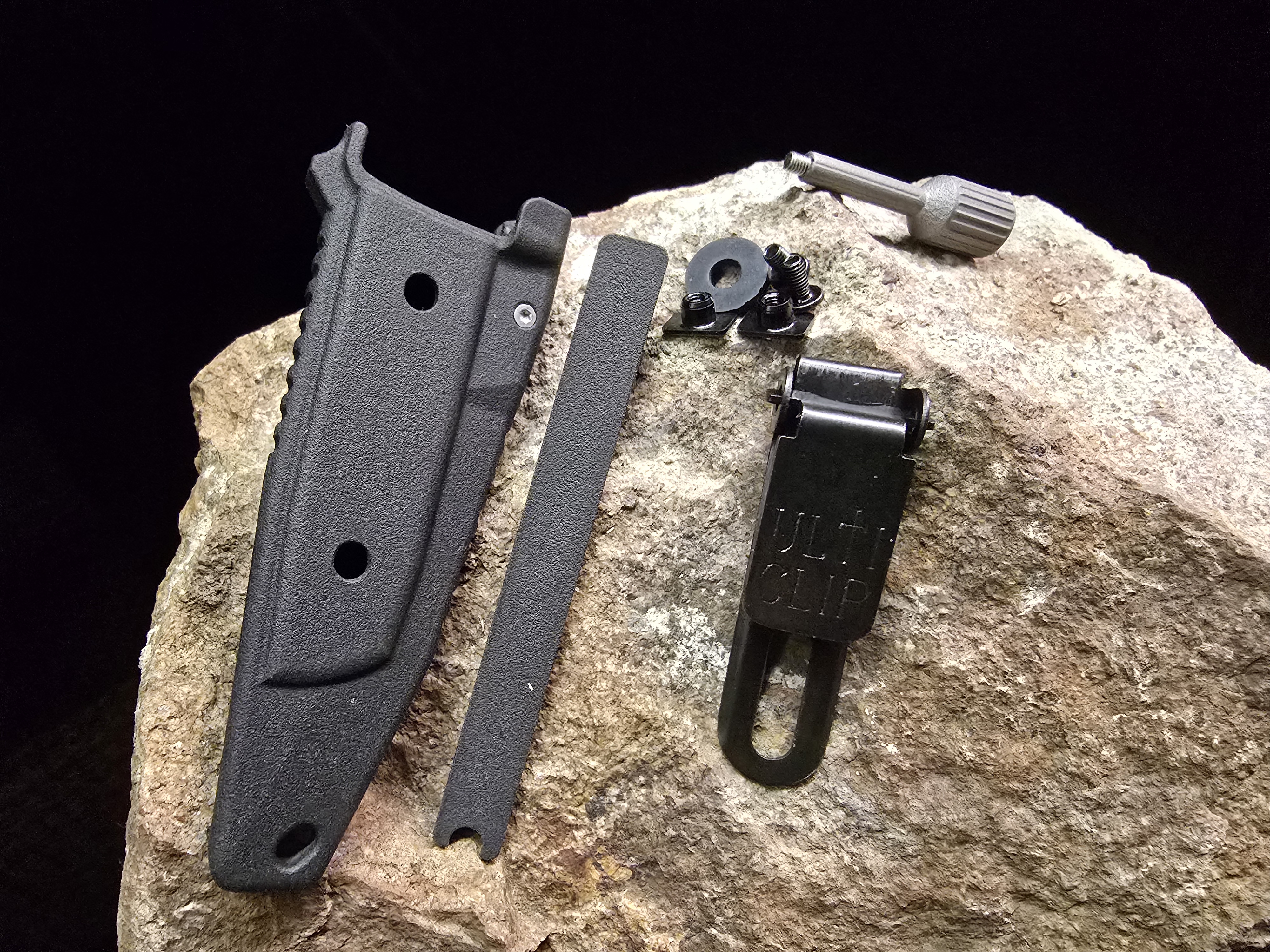 ShorTi Floe mit Droppoint Klinge in MagnaCut und PA11-MOD Scheide